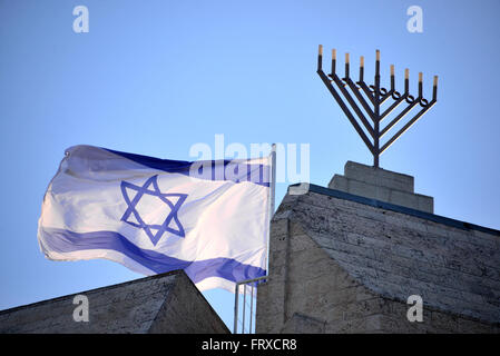 Drapeau et Menora, Jérusalem, Israël Banque D'Images