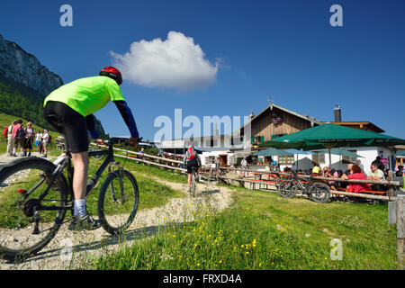 Mountainbiker arrivant à Steinlingalm, Kampenwand, Alpes de Chiemgau, Chiemgau, Haute-Bavière, Allemagne Banque D'Images