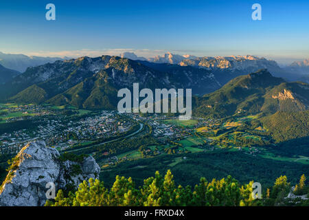 Vue depuis le mont Hochstaufen sur la vallée de Bad Reichenhall, Alpes de Chiemgau, Chiemgau, Haute-Bavière, Bavière, Allemagne Banque D'Images