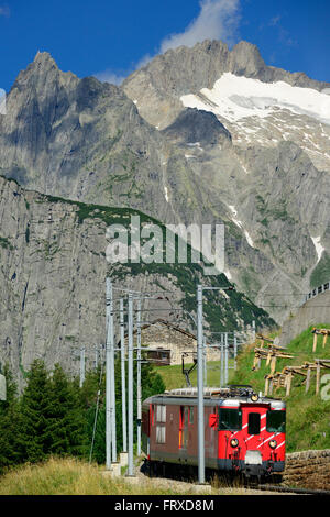 Chemin de fer Matterhorn-Gotthard-devant Salbitschijen, de l'Oberalp Pass, Andermatt, Canton d'Uri, Suisse Banque D'Images