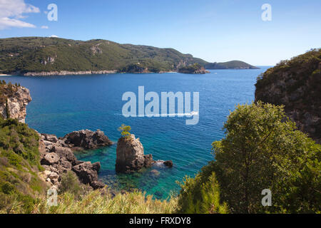La Grotta Bay, près de Paleokastritsa, Corfou, îles Ioniennes, Grèce Banque D'Images