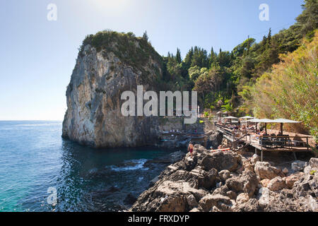 Bar de plage La Grotta, La Grotta Bay, près de Paleokastritsa, Corfou, îles Ioniennes, Grèce Banque D'Images