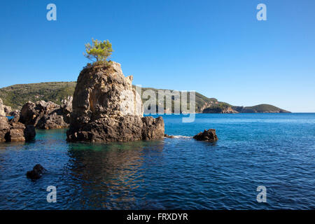 La Grotta Bay, près de Paleokastritsa, Corfou, îles Ioniennes, Grèce Banque D'Images