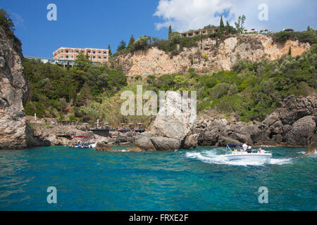 Bar de plage La Grotta, sous le ArtNoveau paléoenregistrements, Hotel La Grotta Bay, près de Paleokastritsa, Corfou, îles Ioniennes, Grèce Banque D'Images