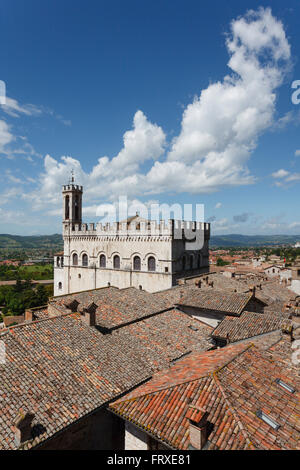 Vue depuis terrasse du Palazzo Ducale à Palazzo dei Consoli de ville dans le centre historique de Gubbio, Saint François d'Assise, Via Francigena di San Francesco, de Saint François, Gubbio, province de Pérouse, Ombrie, Italie, Europa Banque D'Images