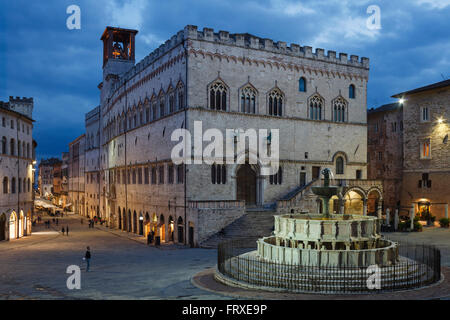 La Fontana Maggiore, Palazzo Comunale, fontaine, hôtel de ville, la Piazza 4 novembre, carré, Corso Vanucci, rue, à partir de l'escalier jusqu'à Duomo San Lorenzo, Pérouse, capitale provinciale, Ombrie, Italie, Europe Banque D'Images