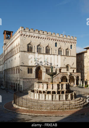 La Fontana Maggiore fontaine et Palazzo Comunale de ville sur la Piazza 4 novembre square, Corso Vanucci, vu depuis les étapes de Duomo San Lorenzo, Pérouse, capitale provinciale, Ombrie, Italie, Europe Banque D'Images