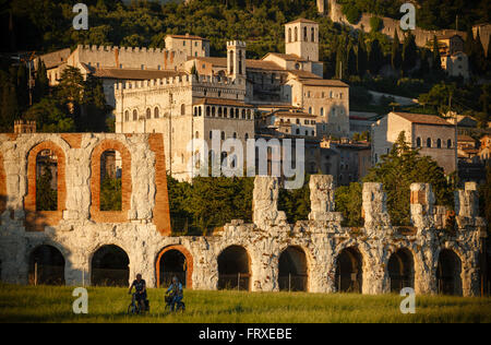 Teatro Romano, théâtre romain et Palazzo dei Consoli mairie, Saint François d'Assise, Via Francigena di San Francesco, de Saint François, Gubbio, province de Pérouse, Ombrie, Italie, Europe Banque D'Images