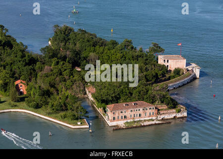 Vue aérienne des îles dans la lagune de Venise, l'enrichissement des San Andrea suivant pour les îles de Le Vignole et La Certosa, Veneto, Italie Banque D'Images