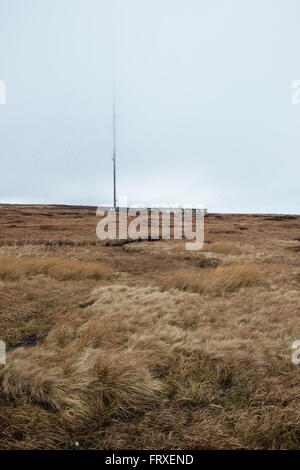 Tour de Communication sur une colline yorkshire top avec brouillard Banque D'Images