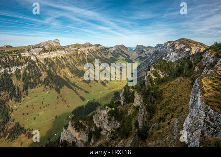 Vue depuis le mont Niederhorn dans Justis valley, Interlaken, Oberland Bernois, Canton de Berne, Suisse Banque D'Images