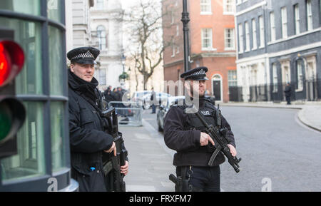 Des policiers sur l'alerte de sécurité élevé au numéro 10 Downing Street Banque D'Images