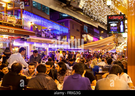 Restaurants typiques dans le quartier Kumkapi, Istanbul, Turquie Banque D'Images