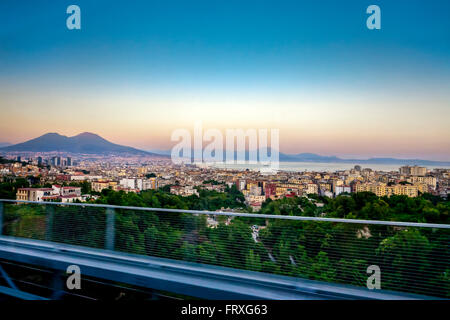 Vue sur Naples et le Vésuve, Naples, Baie de Naples, Campanie, Italie Banque D'Images