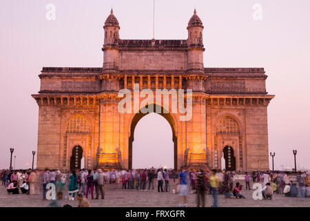 Les gens en face de la porte de l'Inde au crépuscule, Mumbai, Maharashtra, Inde Banque D'Images