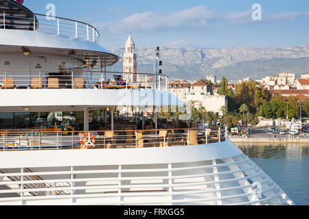 Pont du bateau de croisière MV, Silver Spirit Silversea et front de mer, Split, Croatie, Split-dalmatie Banque D'Images