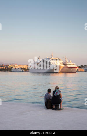 Couple à l'embarcadère des bateaux de croisière avec MV, Silver Spirit Silversea, et MS Deutschland dans la distance, Split, Croatie, Split-dalmatie Banque D'Images