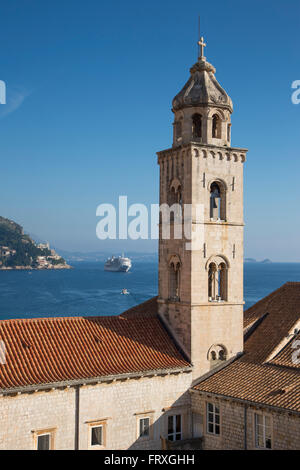 Clocher de l'église dans la vieille ville vue du mur de la ville avec bateau de croisière MV Silver Spirit dans la distance, Dubrovnik, Dubrovnik-Neretva, Croatie Banque D'Images