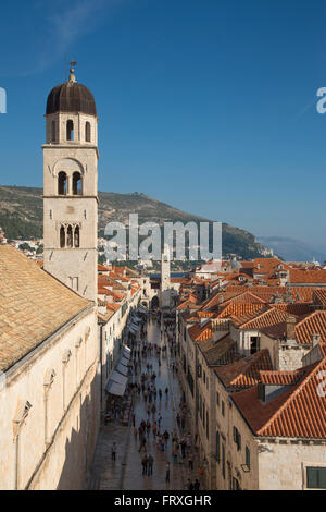 Les piétons dans la vieille ville avec la place de l'église franciscaine de la tour du monastère vu de la muraille, Dubrovnik, Dubrovnik-Neretva, Croatie Banque D'Images