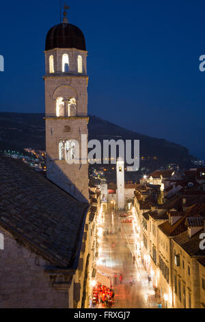 Les piétons dans la vieille ville avec la place de l'église franciscaine de la tour du monastère vu du mur de la ville la nuit, Dubrovnik, Dubrovnik-Neretva, Croatie Banque D'Images