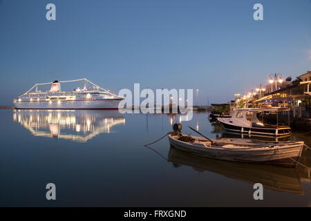 Petits bateaux de pêche et des navires de croisière MS Deutschland, Peter Deilmann Reederei au crépuscule, Katakolon, Pyrgos, Péloponnèse, Grèce Banque D'Images