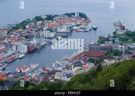 Vue depuis la montagne Floyen vers la ville et le port de Bergen, province de Hordaland, Vestlandet, Norvège, Europe Banque D'Images