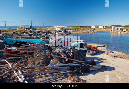 Petit port de pêche sur l'Ile St-Martin près de Gruissan, l'Étang de l'Ayrolle, Département de l'Aude, Languedoc-Roussillon, France, Europe Banque D'Images