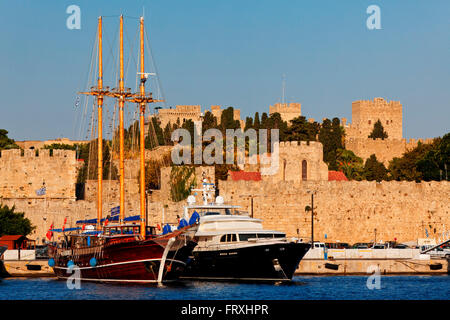 Les navires dans le port et d'Emborio les murs de la vieille ville, la ville de Rhodes, Rhodes, Dodécanèse, sud de la mer Egée, Grèce Banque D'Images