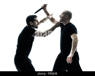 Deux hommes de race blanche le Krav maga lutte contre les combattants silhouette isolé sur fond blanc Banque D'Images