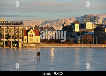 Vue sur le lac Tjornin avec mairie, Reykjavik en Islande, d'hiver Banque D'Images