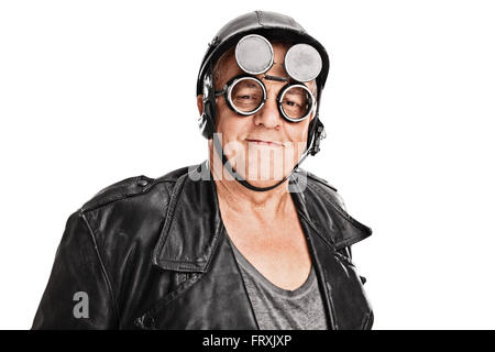 Motocycliste senior avec un casque et lunettes noires regardant la caméra isolé sur fond blanc Banque D'Images