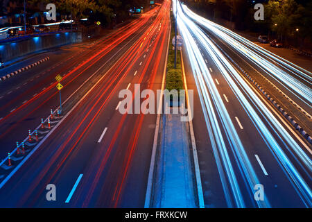 Une longue exposition photo de trafic avec des traces floues de voitures, vue d'en haut. Banque D'Images