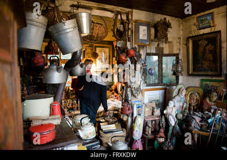 Chambre remplie de collection d'art et d'objets quotidiens, Pologne Banque D'Images