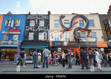 Boutiques de Camden Town coloré décoré avec des gens à Londres Banque D'Images