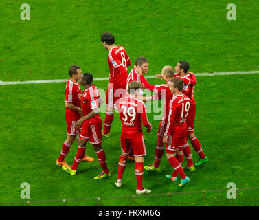 Allianz Arena, match de football, le FC Bayern contre Schalke 04, FC Bayern célébrant un but, Munich, Haute-Bavière, Bavière, Allemagne Banque D'Images