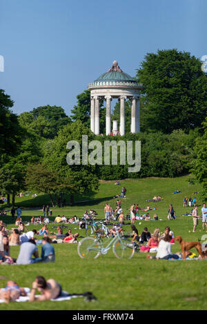 L'été dans le jardin anglais avec Monopteros, Englischer Garten, Munich, Haute-Bavière, Bavière, Allemagne Banque D'Images