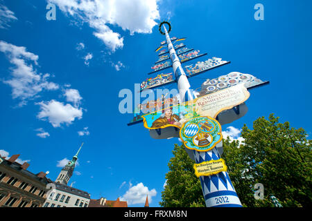 Maypole sur Viktualienmarkt, Munich, Haute-Bavière, Bavière, Allemagne Banque D'Images