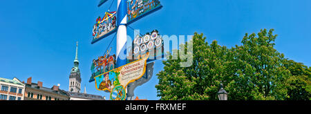 Maypole sur Viktualienmarkt, Munich, Haute-Bavière, Bavière, Allemagne Banque D'Images