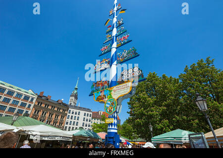 Maypole sur Viktualienmarkt, Munich, Haute-Bavière, Bavière, Allemagne Banque D'Images