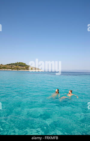 Couple swimming in Blue Lagoon, Vourvourou, Sithonia, Halkidiki, Grèce Banque D'Images