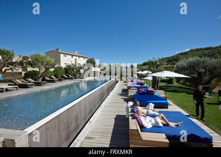 Vous pourrez vous détendre sur les chaises longues à la piscine de l'hôtel, Saint-Saturnin-les-Apt, Provence, France Banque D'Images