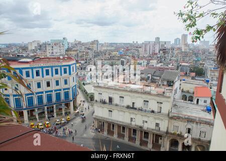 Vue sur les toits de la vieille Havane et l'hôtel Telegraph du toit de l'hôtel Iberostar Parque Central Hotel 22 mars 2016 à La Havane, Cuba. Banque D'Images