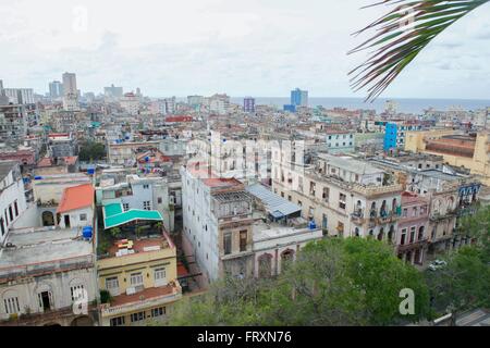 Vue sur les toits de la vieille Havane à partir du toit de l'hôtel Iberostar Parque Central Hotel 22 mars 2016 à La Havane, Cuba. Banque D'Images