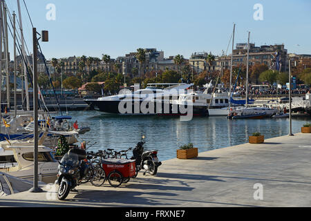 Barcelone, Espagne - 27 décembre 2015 : beaux yachts à Port Velle Banque D'Images