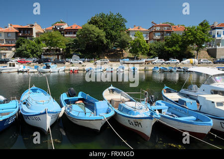 SOZOPOL, BULGARIE - 19 juillet : vue sur Kraybrezhna la rue et bateaux le 19 juillet 2015 dans la ville de Sozopol, Bulgarie Banque D'Images