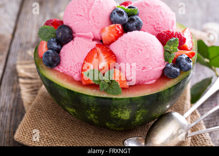Sorbet de fruits rafraîchissants servis dans watermelon Banque D'Images
