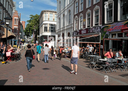 Vue sur la rue Général (sur l'Oude Binnenweg) de cafés et bars à Rotterdam, Pays-Bas. Banque D'Images