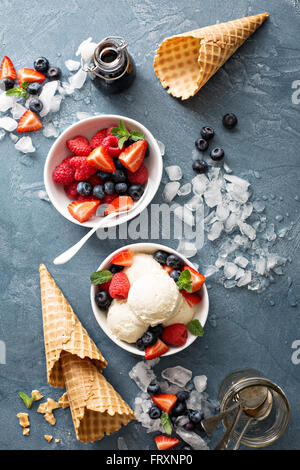 Boules de glace vanille aux fruits rouges Banque D'Images