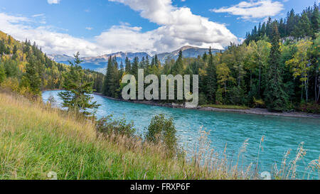 La rivière North Thompson dans la belle province de la Colombie-Britannique, le Canada comme la rivière s'écoule des montagnes Rocheuses à l'Océan Pacifique Banque D'Images