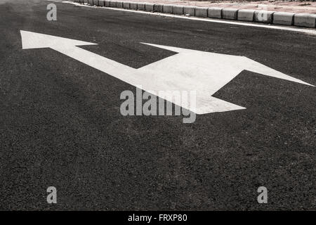 Les flèches blanches sur les diverses routes Banque D'Images
